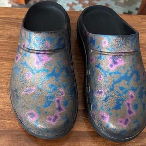 Stylish women’s Clogs with Blue and Pink Pattern